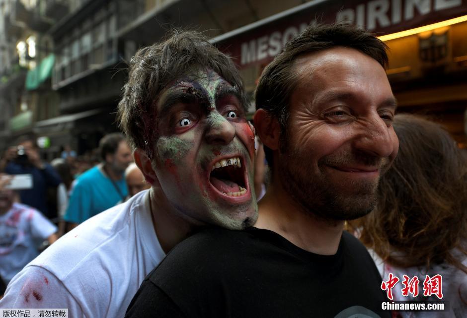西班牙民众扮丧尸街上游走 迎接奔牛节