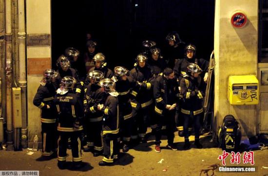 在遭受恐袭创伤最严重的巴塔克兰剧院外,法国的消防队员们集结待命。 据英国《卫报》报道,巴塔克兰音乐厅内最少有120人死亡,为本次恐袭伤亡最惨重的地点。预计受伤人数为200人。