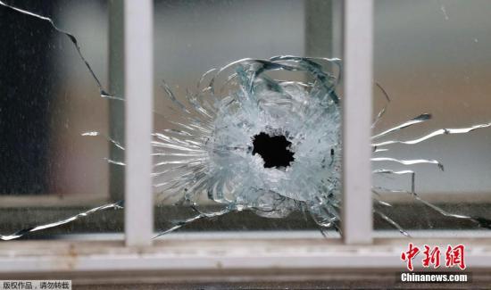 当地时间2015年1月7日,法国讽刺漫画杂志《查理周刊》(Charlie Hebdo)位于巴黎的总部内发生枪击事件,武装人员闯入后开枪射击。据消息人士称,这起事件造成11人死亡,其中2人为警察。