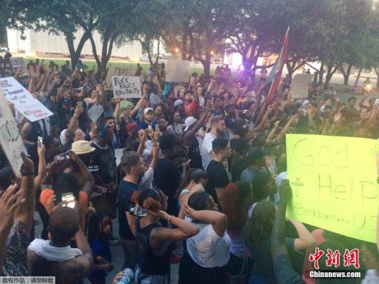 事件发生后,一名犯罪嫌疑人自首,另一名在与特警发生交火后被逮捕。此外,爆破小组还找到了一个可疑包裹。