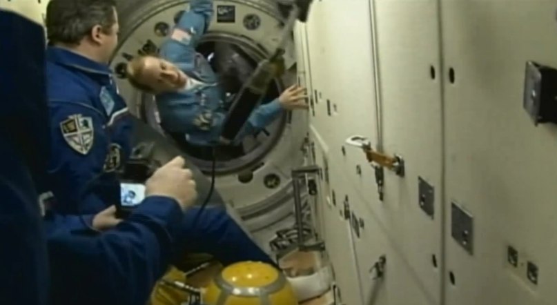  联盟飞船与国际空间站对接 两批宇航员太空会师