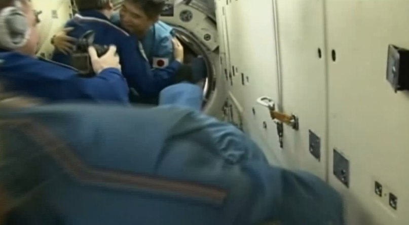  联盟飞船与国际空间站对接 两批宇航员太空会师