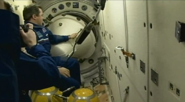  联盟飞船与国际空间站对接 两批宇航员太空会师