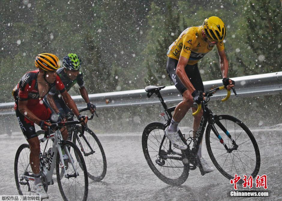 环法自行车赛突遭冰雹袭击 选手艰难前行完成比赛