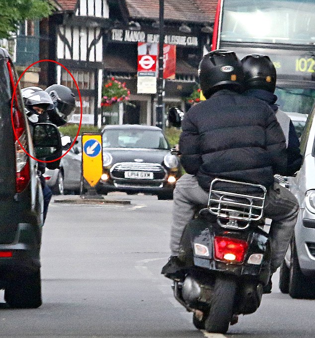 英摩托车抢劫团伙作案失手被路人抓拍全过程（组图）【4】