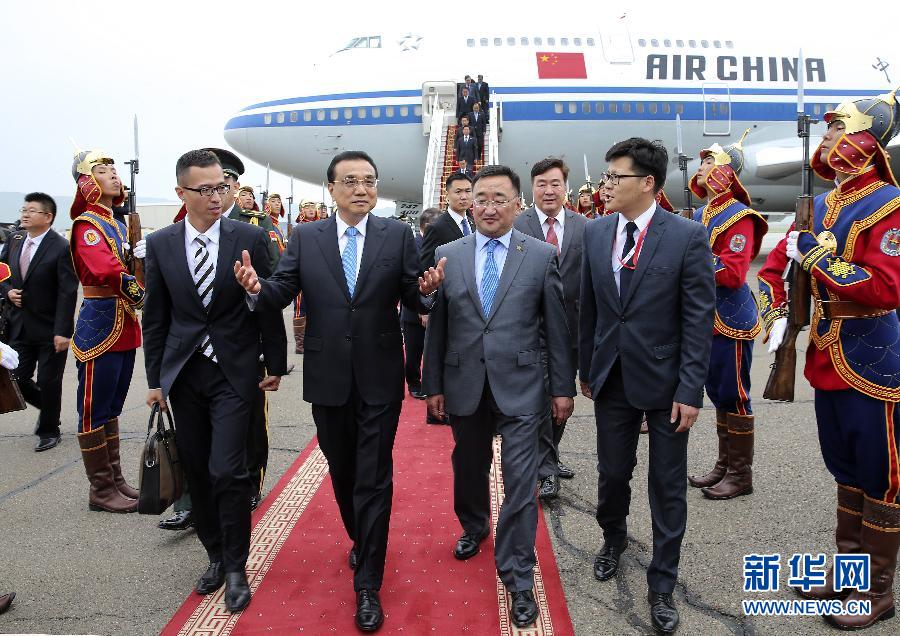 7月13日，國務院總理李克強乘專機抵達烏蘭巴托，開始對蒙古國進行正式訪問，並出席在烏蘭巴托舉行的第十一屆亞歐首腦會議。 新華社記者龐興雷 攝 