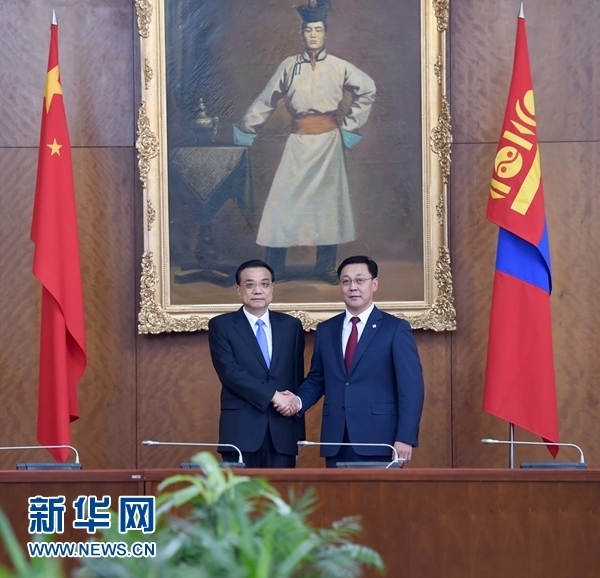  7月14日，國務院總理李克強在烏蘭巴托國家宮同蒙古國總理額爾登巴特舉行會談。 新華社記者 張鐸 攝 
