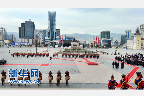 7月14日，國務院總理李克強在烏蘭巴托國家宮同蒙古國總理額爾登巴特舉行會談。會談前，額爾登巴特在成吉思汗廣場為李克強舉行隆重歡迎儀式。 新華社記者 張鐸 攝 