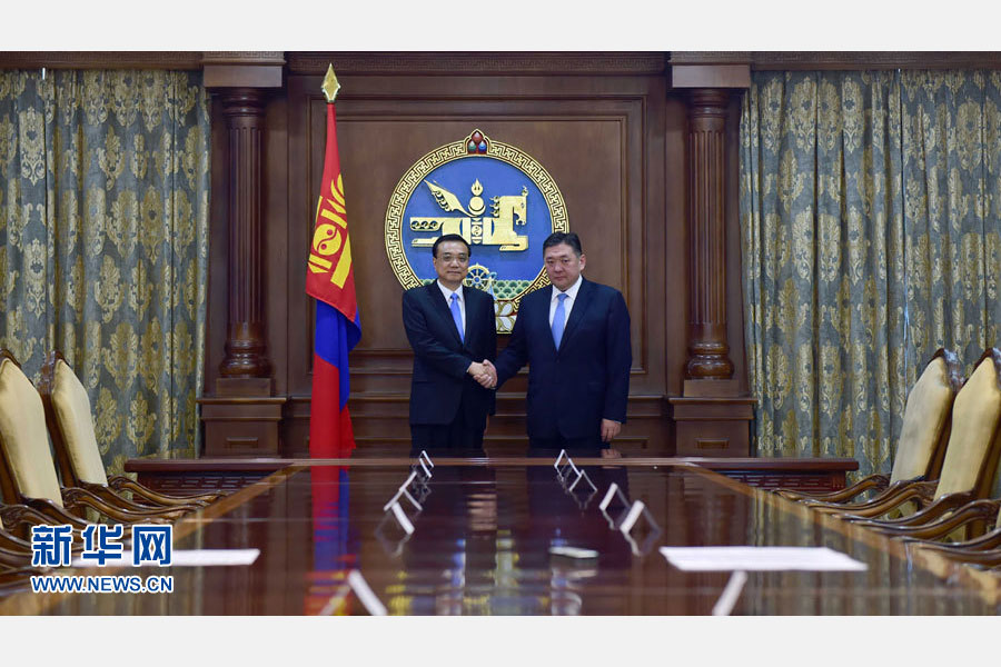 当地时间7月14日上午，国务院总理李克强在乌兰巴托国家宫会见蒙古国国家大呼拉尔主席恩赫包勒德。 新华社记者 张铎 摄 