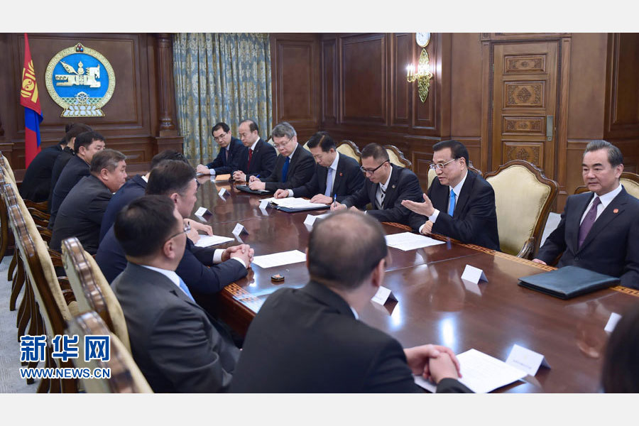 当地时间7月14日上午，国务院总理李克强在乌兰巴托国家宫会见蒙古国国家大呼拉尔主席恩赫包勒德。 新华社记者 张铎 摄 