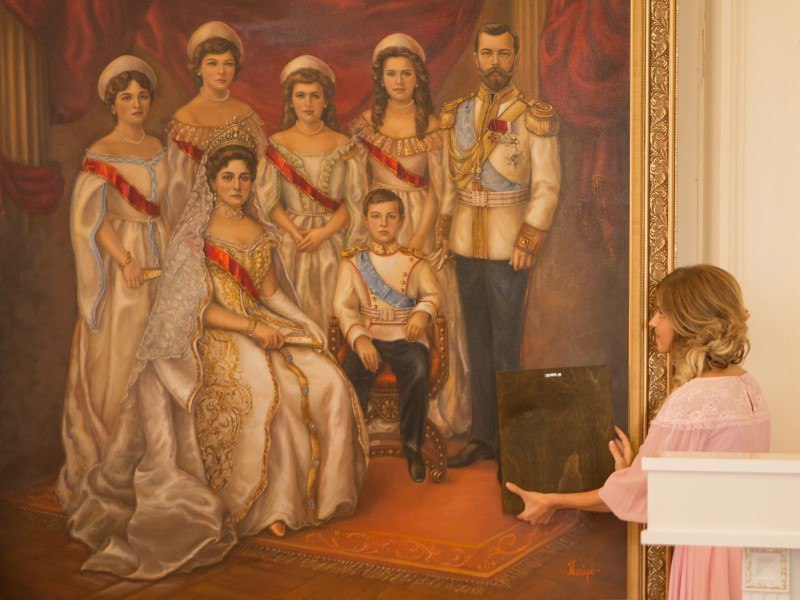 克里米亚女检察长着粉红长裙尽显优雅(组图)