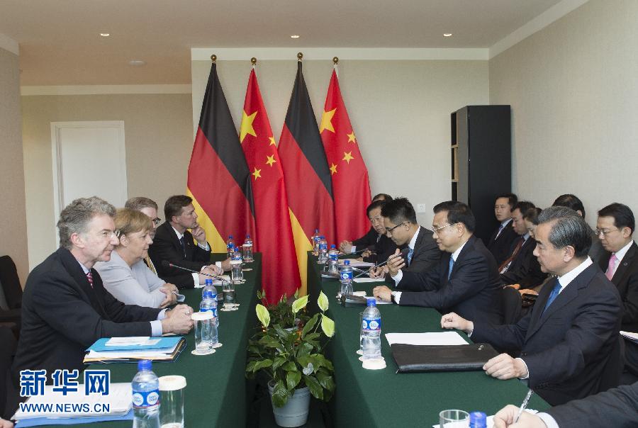 7月16日，国务院总理李克强在乌兰巴托会见德国总理默克尔。新华社记者 王晔 摄 