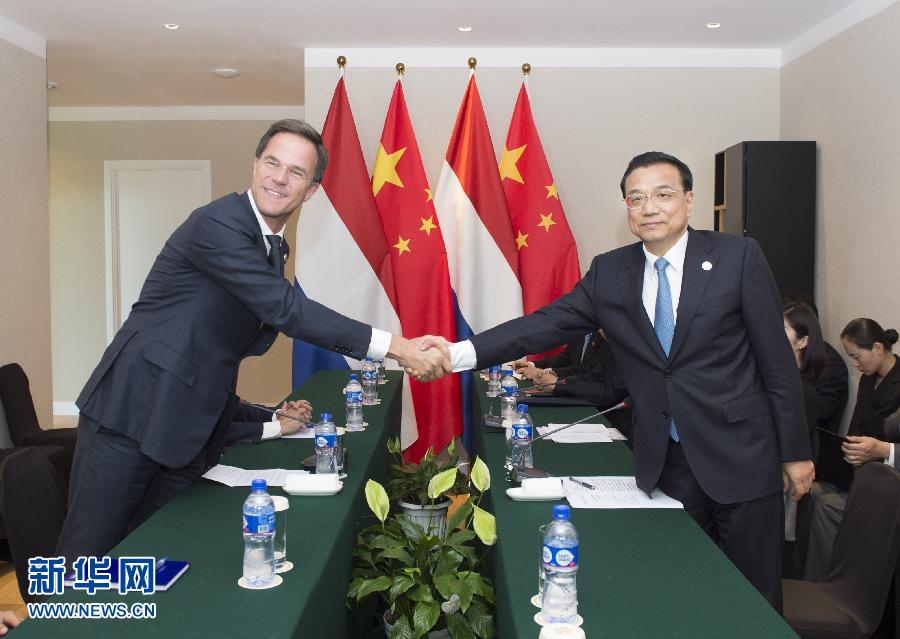 7月16日，国务院总理李克强在乌兰巴托会见荷兰首相吕特。新华社记者王晔摄 