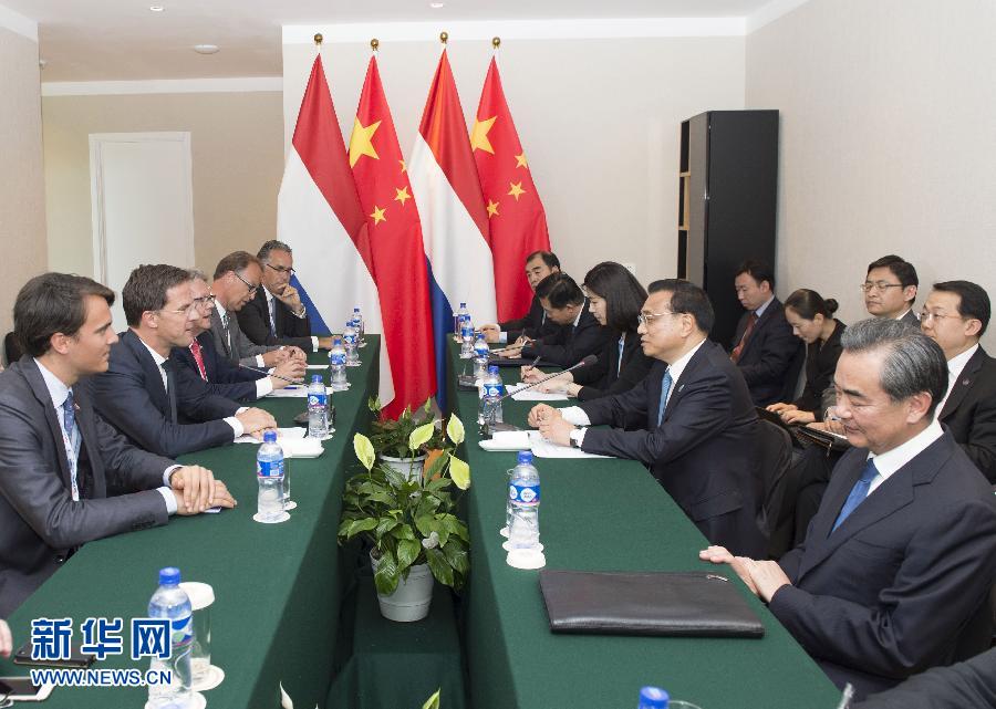 7月16日，国务院总理李克强在乌兰巴托会见荷兰首相吕特。新华社记者王晔摄 