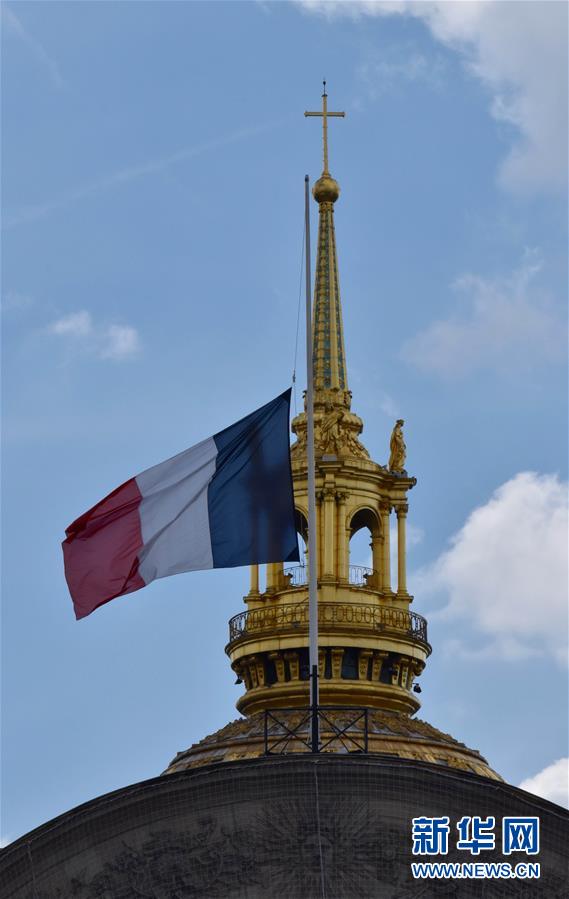 （国际）（2）法国降半旗悼念尼斯袭击事件遇难者