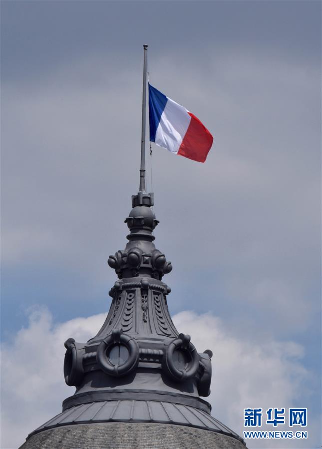 （国际）（3）法国降半旗悼念尼斯袭击事件遇难者