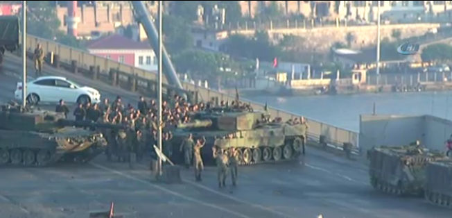土耳其政变：博斯普鲁斯大桥上叛军举手投降