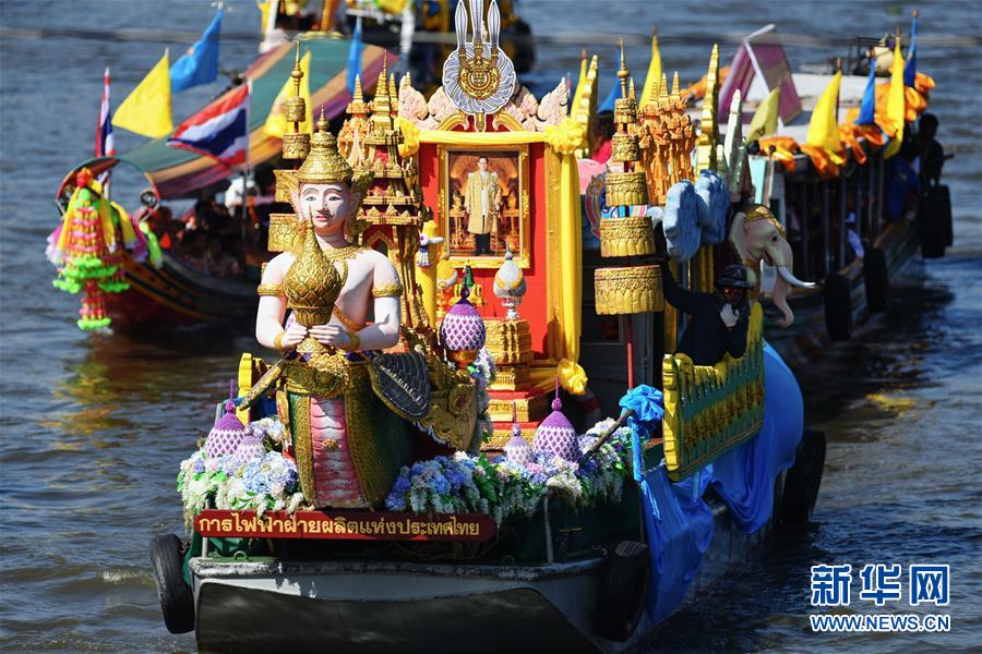 （国际）（1）泰国暖武里府举行三宝佛节水上巡烛仪式