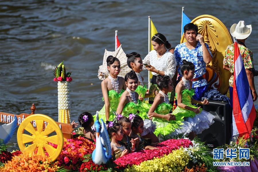 （国际）（4）泰国暖武里府举行三宝佛节水上巡烛仪式