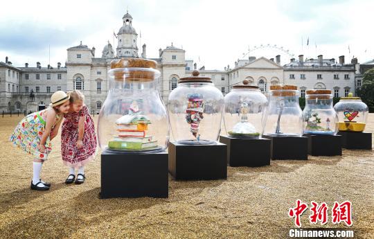 &ldquo;名人梦之瓶&rdquo;亮相英国黄晓明杨颖夫妇参与