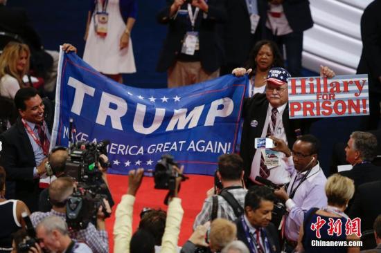 当地时间7月18日,美国共和党全国代表大会在俄亥俄州最大城市克利夫兰拉开帷幕,约5万名代表、党员和媒体参会。图为会议间隙,与会者展示支持特朗普的标语。<a target='_blank' href='http://www.chinanews.com/'><p align=