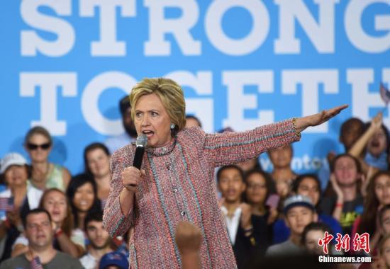 当地时间7月14日，美国总统大选民主党&ldquo;假定提名人&rdquo;希拉里&middot;克林顿在弗吉尼亚州费尔法克斯县举行竞选活动，弗吉尼亚州联邦参议员蒂姆&middot;凯恩同台助选。图为希拉里。 <a target='_blank' href='http://www.chinanews.com/'><p align=