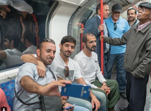 迪拜酋长父子&ldquo;微服出巡&rdquo; 大热天伦敦挤地铁