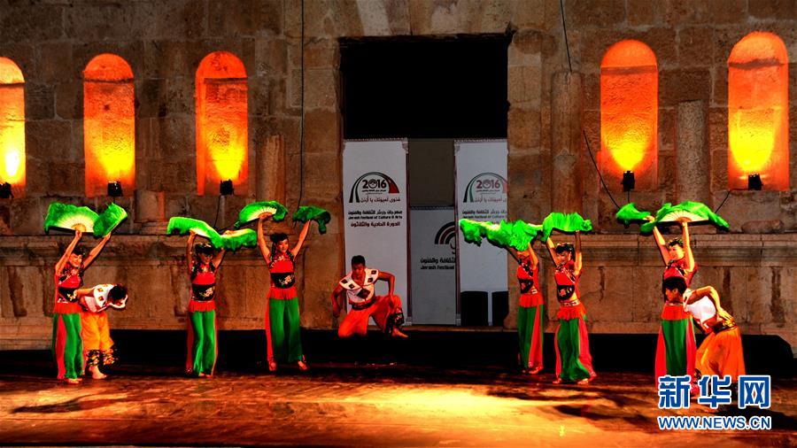 （新华网）（1）湖南青年舞蹈团在杰拉什文化艺术节上表演《东方舞韵》