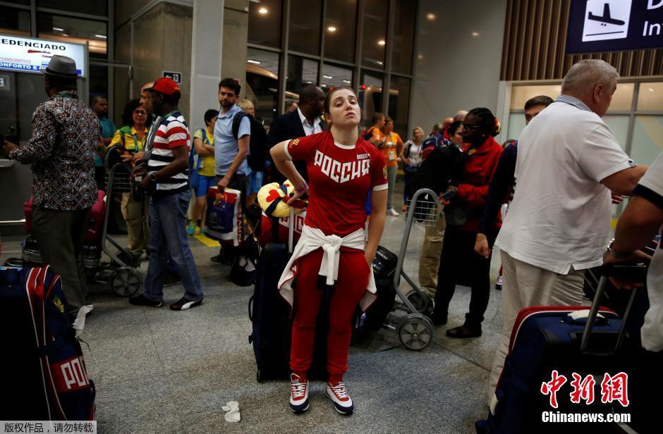 俄罗斯奥运代表团成员抵达里约机场