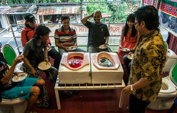 印尼爪哇岛出现厕所主题咖啡馆 呼吁人们多用厕所（组图）【2】