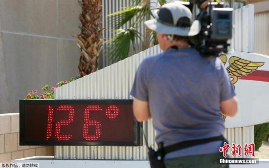 当地时间6月20日，美国加州棕榈泉地区，电视台摄像人员对着显示数字温度计拍摄，数字面板显示当地气温已高达126华氏度，约合52摄氏度。美国西南部近日受高压脊影响，形成&ldquo;怪兽级&rdquo;热浪，南加州等多地出现异常高温。