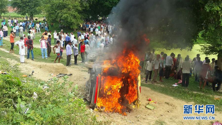 （国际）（1）印度发生火车与校车相撞事故
