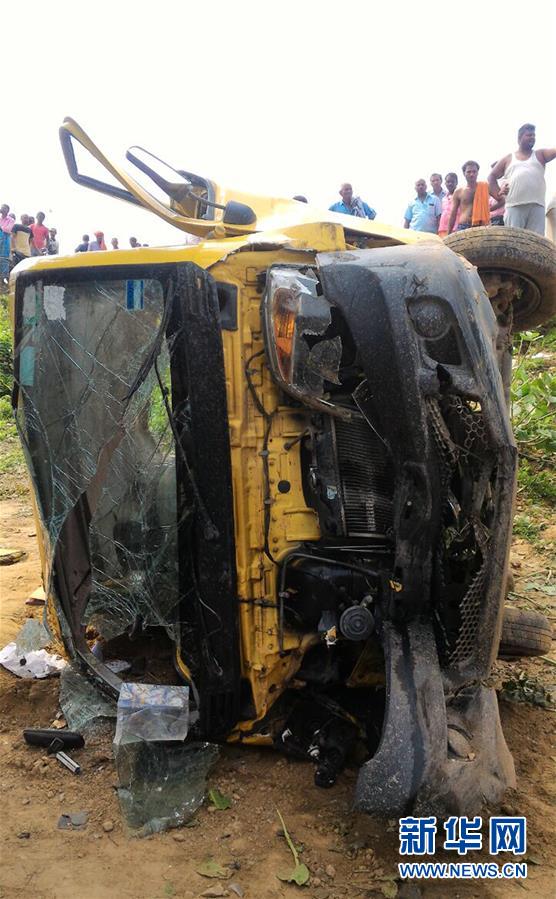 （国际）（2）印度发生火车与校车相撞事故