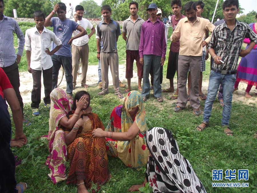 （国际）（3）印度发生火车与校车相撞事故