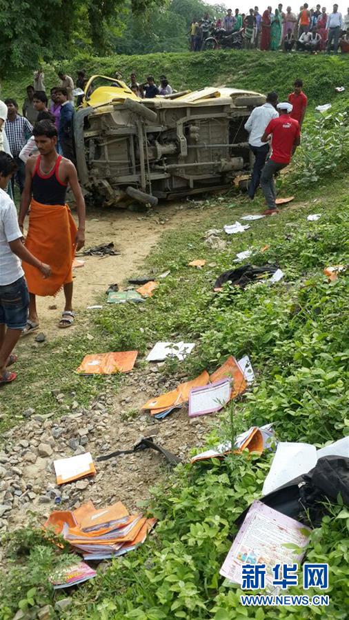 （国际）（4）印度发生火车与校车相撞事故