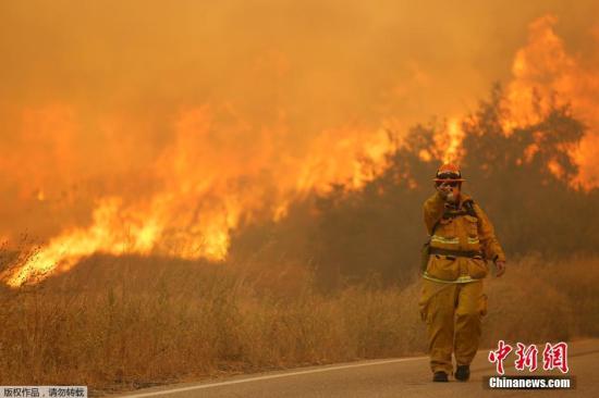 当地时间2016年7月23日，美国加州圣塔克拉利塔，山火自22日开始蔓延，已扩散至11000英亩（44平方公里）。