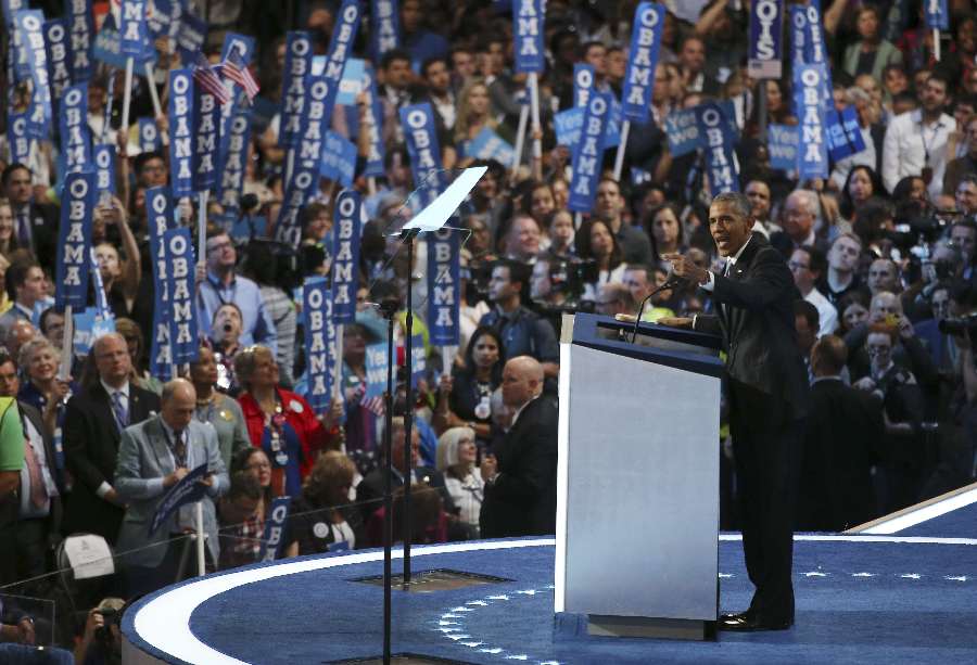 民主党大会：奥巴马交棒给希拉里 两人温情相拥