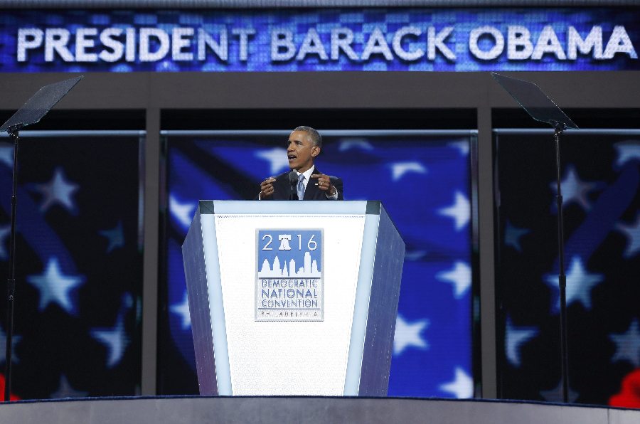 民主党大会：奥巴马交棒给希拉里 两人温情相拥