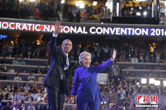 当地时间7月27日,美国民主党全国代表大会在费城继续举行,美国总统奥巴马登场为希拉里助选造势。奥巴马演讲结束后,希拉里与奥巴马同台亮相。 <a target='_blank' href='http://www.chinanews.com/'><p align=