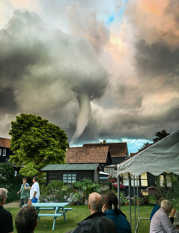 英国度假小镇现罕见海上龙卷风 游客惊奇（高清组图）