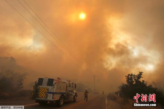 资料图：当地时间2016年7月23日，美国加州圣塔克拉利塔，山火自22日开始蔓延，已扩散至11000英亩（44平方公里）。