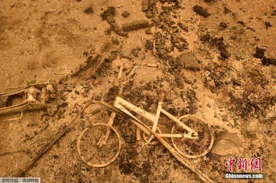 当地时间7月26日，美国加州山火持续肆虐，曾经的住宅区被毁，放眼望去一片焦黄。自行车汽车被烧糊的残骸随处可见。