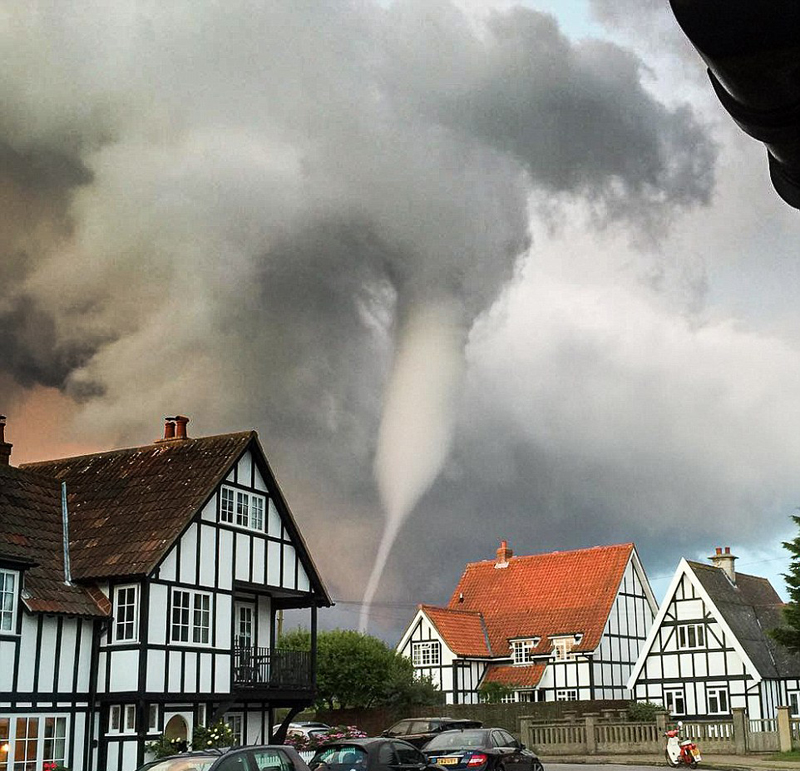 英国度假小镇现罕见海上龙卷风 游客惊奇（高清组图）【6】