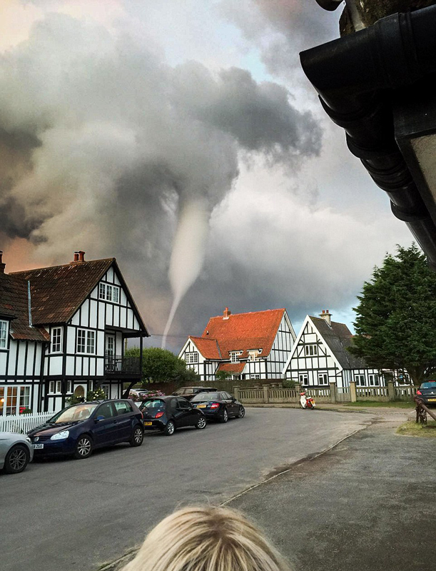 英国度假小镇现罕见海上龙卷风 游客惊奇（高清组图）【3】