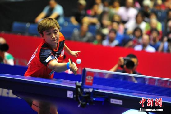 5月3日，新加坡乒乓女队在东京世乒赛女子团体&ldquo;八进四&rdquo;的淘汰赛中3比1战胜欧洲劲旅罗马尼亚队，进入四强。图为新加坡队主将冯天薇在比赛中。<a target='_blank' href='http://www.chinanews.com/'><p align=