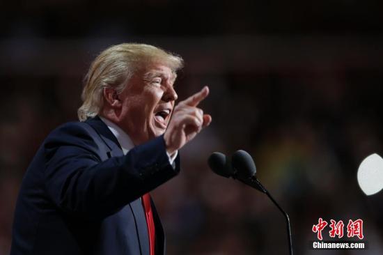 当地时间7月21日，在美国俄亥俄州克利夫兰举行的共和党全国代表大会上，共和党总统候选人特朗普发表演讲。当晚，美国共和党全国代表大会闭幕，特朗普正式接受共和党总统候选人提名。 <a target='_blank' href='http://www.chinanews.com/'><p align=