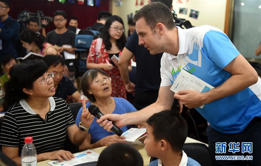 浙江大学留学生志愿者、来自澳大利亚的提姆在教社区居民学英语。