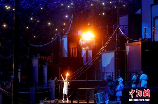 当地时间8月5日晚8时，2016里约奥运会开幕式在里约热内卢马拉卡纳体育场举行，利马点燃奥运圣火。<a target=&apos;_blank&apos; href=&apos;http://www.chinanews.com/&apos; ><p align=