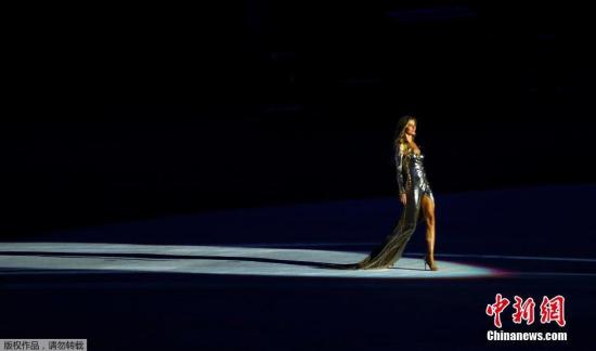 当地时间8月5日晚8时，2016里约奥运会开幕式在里约热内卢马拉卡纳体育场举行。 图为超模吉赛尔邦辰开幕式走秀。
