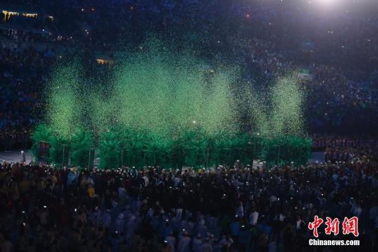 当地时间8月5日晚8时，2016里约奥运会开幕式在里约热内卢马拉卡纳体育场举行。各国代表团入场完毕后，现场&ldquo;长出森林&rdquo;。<a target='_blank' href='http://www.chinanews.com/' ><p align=